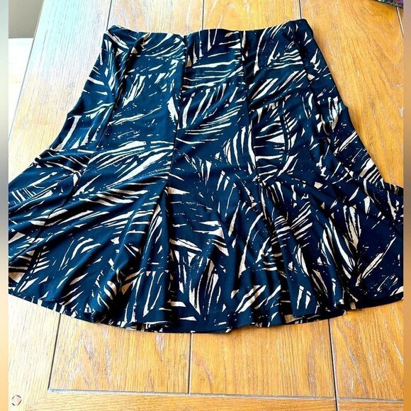 🌼5for $25🌼 Chaps flowy knee high skirt. Size Medium. Used. - Picture 1 of 5